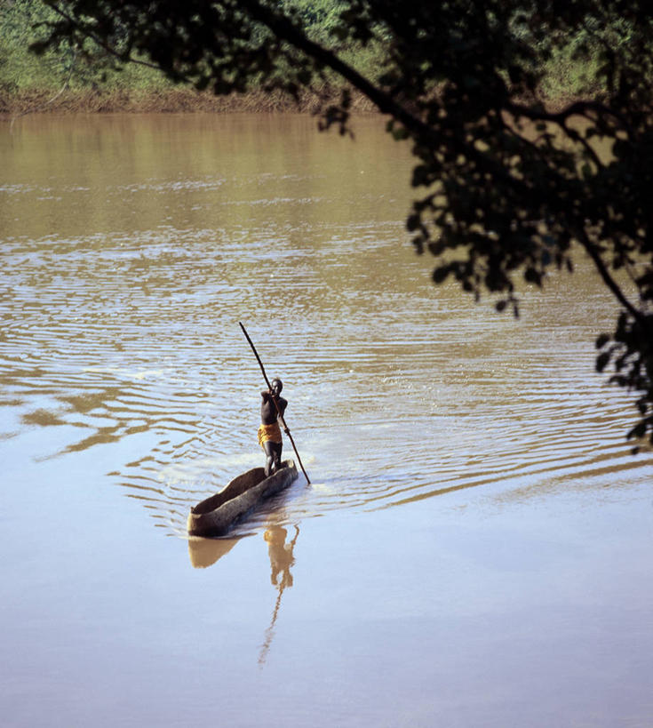 划船,成年人,一个人,竖图,河流,水,船,非洲,埃塞俄比亚,仅一个男性,波纹,河岸,工艺品,摄影,宁静,独木舟,非洲文化,荡舟,美术工艺,男人,非洲人,彩图,传统文化,独处