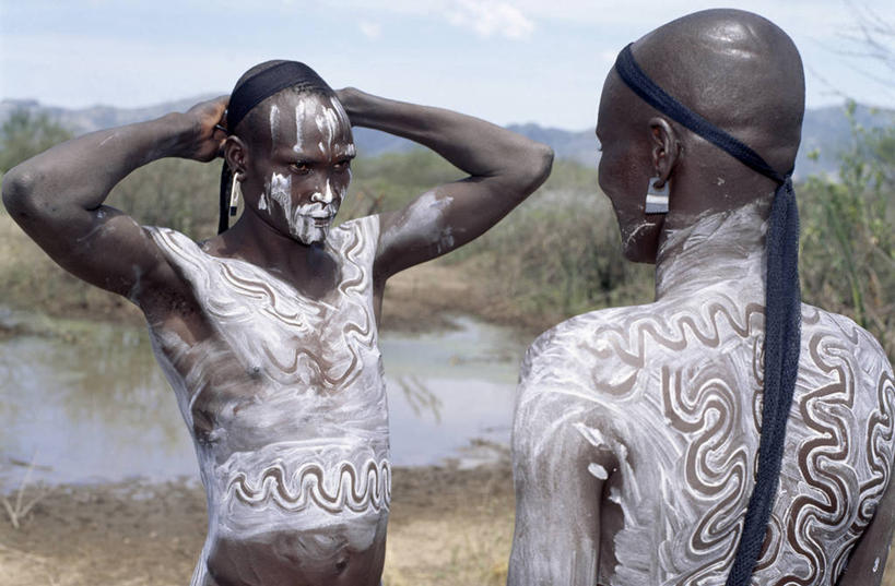 成年人,两个人,横图,生活用品,非洲,埃塞俄比亚,环保,装饰,手帕,手绢,日用品,摄影,复杂,非洲文化,美观,耳饰,美术工艺,男人,设计,彩图,传统文化