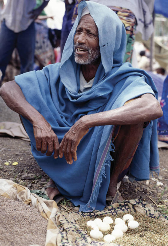 成年人,一个人,竖图,室外,消费,非洲,埃塞俄比亚,仅一个男性,小贩,市场,货摊,摄影,贩卖,贸易,男人,非洲人,商人,彩图,游牧民族,街市