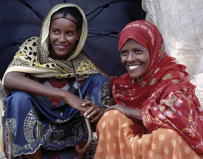 成年人,两个人,微笑,横图,室外,快乐,非洲,埃塞俄比亚,伞,头巾,头饰,树荫,市场,热,红色,蓝色,发饰,摄影,肖像,非洲文化,女人,非洲人,彩图,传统服装,传统文化,街市