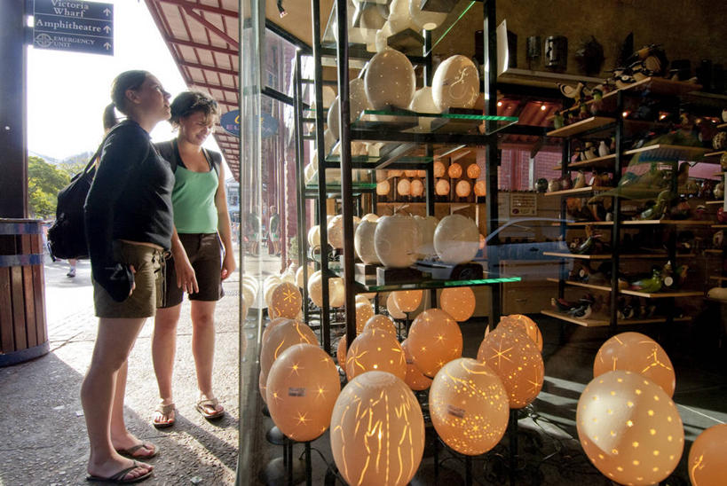 儿童,成年人,两个人,商店,横图,购物,旅游,度假,非洲,南非,行人,游客,游人,首都,路人,旅客,纪念品,摄影,志愿者,开普敦,过客,女孩,女人,彩图,旅行