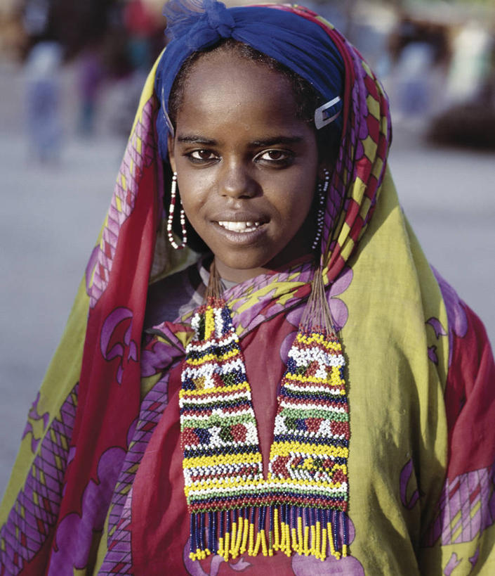 儿童,成年人,一个人,竖图,项链,珠宝,非洲,埃塞俄比亚,装饰,长袍,头巾,头饰,珠子,痕迹,发饰,人体,摄影,肖像,非洲文化,疤痕,伤疤,伤痕,女孩,女人,非洲人,彩图,传统服装,传统文化