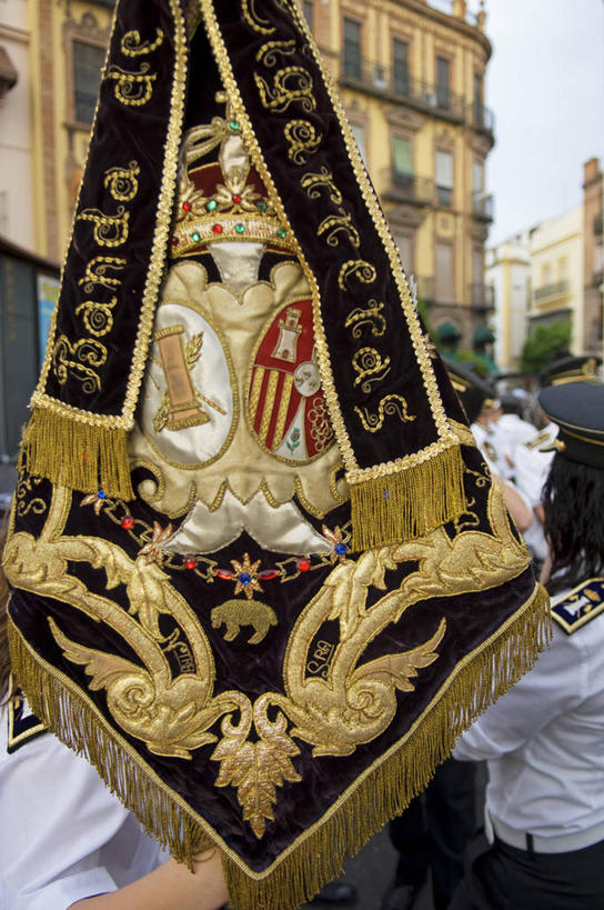 兄弟,竖图,旗帜,刺绣,西班牙,欧洲,节日,庆祝,装饰,文化,祈祷,健康,许愿,摄影,宗教,信仰,纪念,复杂,祈求,徽章,基督教,天主教,游行,安达路西亚,塞维尔,盾形徽章,平安,男性,彩图,燕尾旗