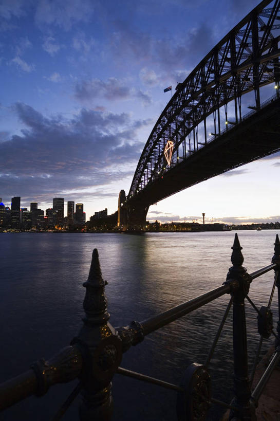无人,栏杆,竖图,全景,室外,夜晚,日落,水,天际线,城市,建筑,澳大利亚,河岸,风景,黄昏,地标建筑,摄影,肖像,大洋洲,悉尼,剪影,澳洲,悉尼港,南方大陆,首府,澳大利亚联邦,雪梨,新州,新南威尔士,新南威尔士州,杰克逊港,彩图,旅行,海港,悉尼港桥,建筑结构