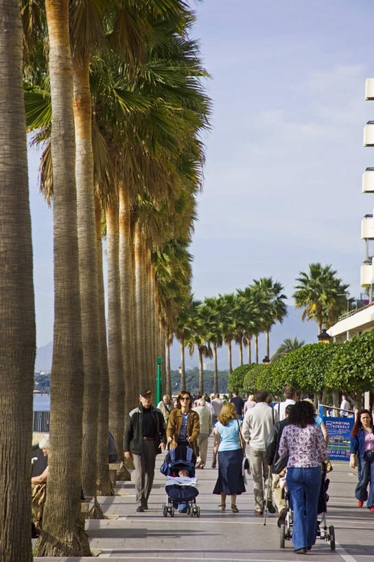 竖图,室外,旅游,度假,海洋,街道,西班牙,欧洲,行人,游客,游人,路人,旅客,摄影,安达路西亚,过客,马贝拉,海滩,步行,彩图,旅行