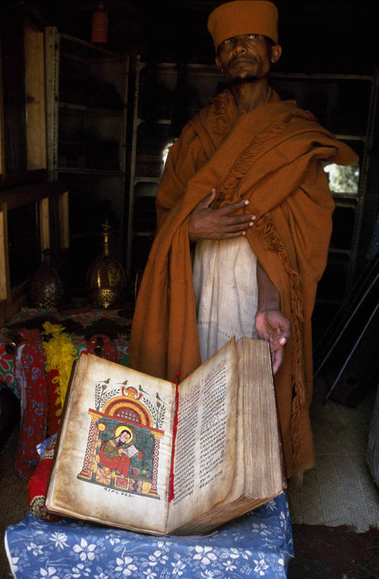 老年人,一个人,教堂,竖图,室外,非洲,埃塞俄比亚,休息,摄影,基督教,贫穷,东正教,塔纳湖,彩图,朝拜者