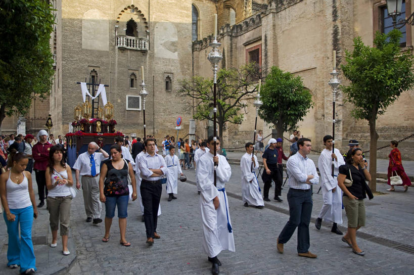 兄弟,竖图,西班牙,欧洲,节日,庆祝,装饰,十字架,文化,车,花,交通工具,祈祷,健康,许愿,摄影,宗教,彩车,信仰,纪念,华丽,修饰,祈求,点缀,基督教,天主教,载具,游行,安达路西亚,塞维尔,衬托,美观,雅致,雅观,平安,男性,彩图,大教堂