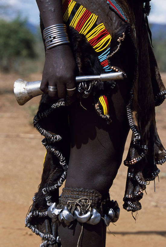 成年人,腿,一个人,妻子,竖图,裙子,非洲,埃塞俄比亚,仅一个女性,围裙,珠子,管乐器,小号,人体,摄影,手镯,部分,婚姻,四肢,女人,女性,彩图