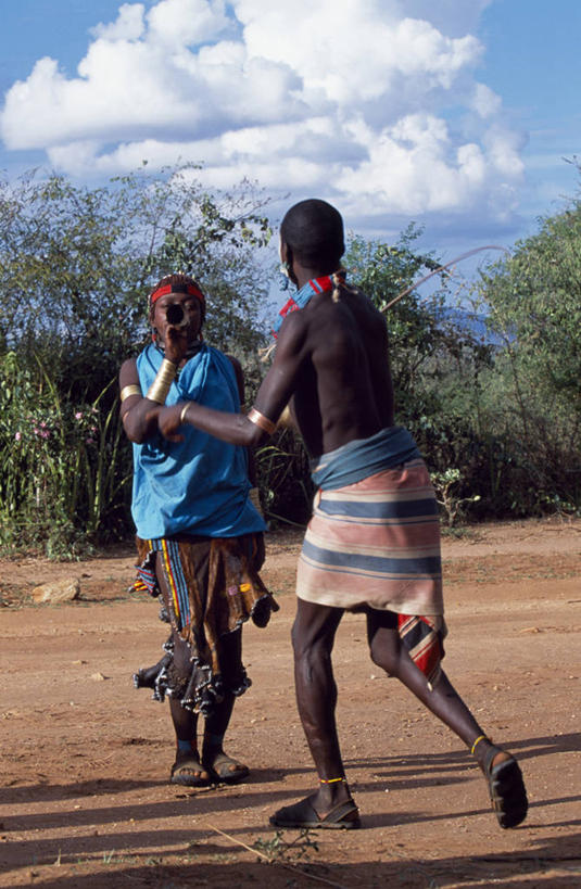 儿童,成年人,两个人,竖图,非洲,埃塞俄比亚,开关,社区,摄影,鞭子,男人,女孩,女人,彩图,爱,传统文化