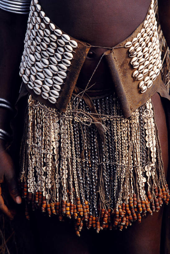 一个人,竖图,室外,裙子,非洲,埃塞俄比亚,珠子,皮革,腰带,摄影,复杂,紫贝,设计,彩图,传统服装