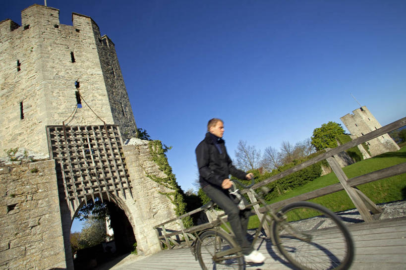 一个人,横图,自行车,瑞典,欧洲,城堡,岛,塔,中世纪,历史,城墙,车,脚踏车,骑,地标建筑,交通工具,骑车,摄影,斯堪的纳维亚,要塞,载具,斯堪狄纳维亚半岛,维斯比,彩图,旅行,波罗的海三国,传统文化,联合国教科文组织