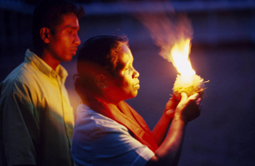 成年人,两个人,横图,椰子,火,斯里兰卡,亚洲,发光,火焰,光亮,燃烧,社区,摄影,宗教,佛教,女人,彩图