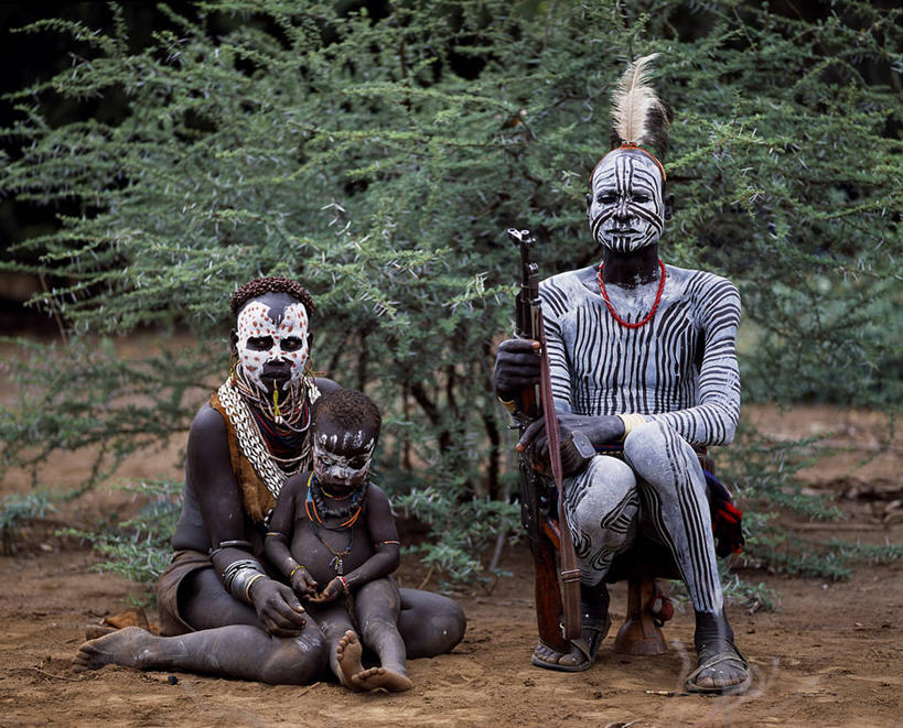 儿童,成年人,老年人,三个人,家庭,丈夫,妻子,母亲,蹲,横图,彩色,珠宝,非洲,埃塞俄比亚,枪支,珠子,白色,武器,摄影,手镯,五颜六色,复杂,色彩斑斓,肖像,五彩缤纷,非洲文化,来福枪,五彩斑斓,五光十色,AK47步枪,老年男性,老年女性,男人,男性,女人,女性,非洲人,彩图,传统服装,传统文化,人老心不老