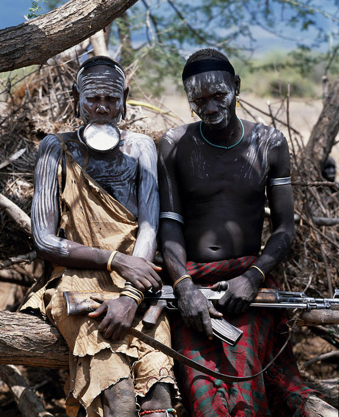 成年人,两个人,丈夫,妻子,竖图,室外,珠宝,埃塞俄比亚,枪支,武器,摄影,手镯,婚姻,来福枪,唇盘,AK47步枪,男人,男性,女人,女性,彩图