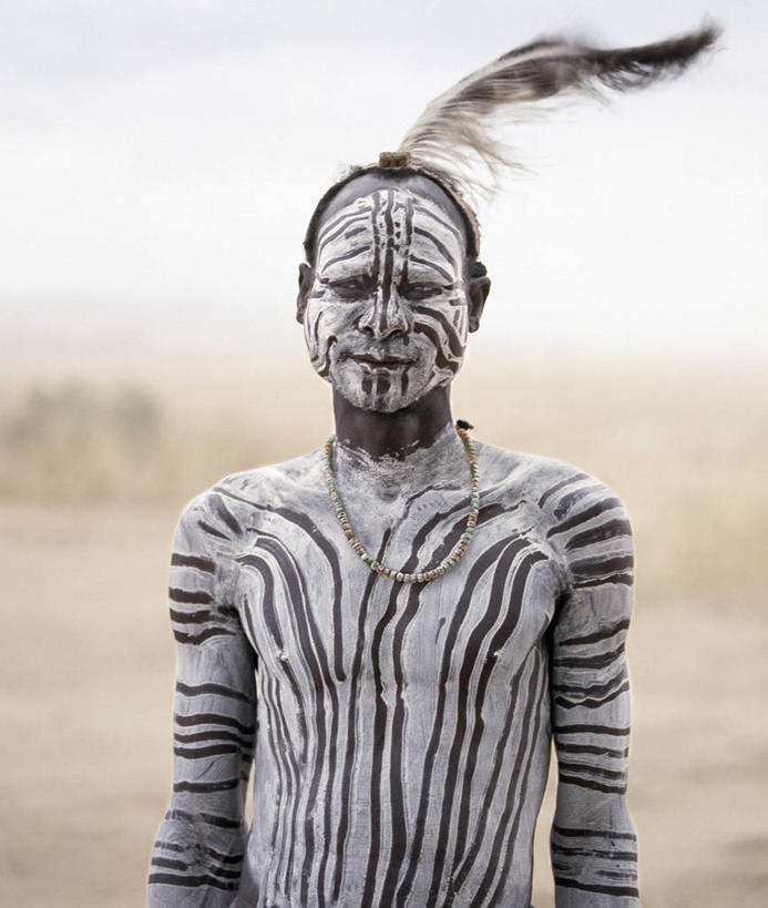 成年人,一个人,竖图,室外,鸟,鸵鸟,项链,羽毛,非洲,埃塞俄比亚,仅一个男性,轻盈,柔软,鸟类,珠子,摄影,轻柔,烟丝,男人,彩图