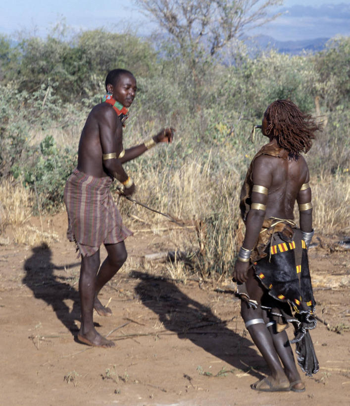 成年人,两个人,竖图,非洲,埃塞俄比亚,搅拌器,摄影,痛苦,鞭子,女人,彩图,传统服装,爱,成人仪式