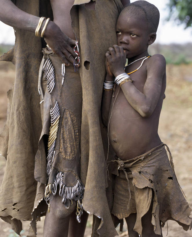 儿童,少年,秃头,一个人,竖图,室外,非洲,埃塞俄比亚,仅一个年轻女性,仅一个女性,仅一个人,摄影,耳饰,年轻女性,女孩,女人,女性,光头,无发,彩图,传统服装