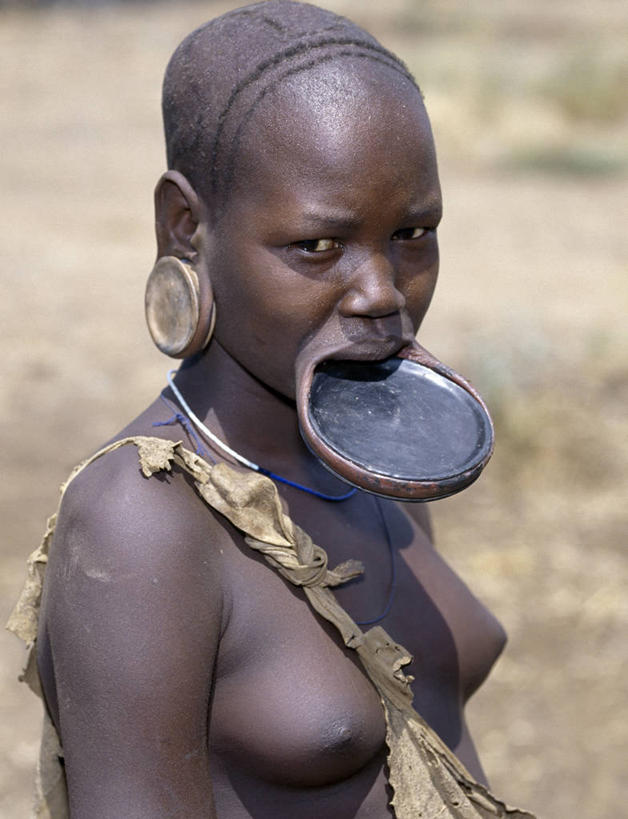 成年人,秃头,横图,室外,非洲,埃塞俄比亚,摄影,耳饰,唇盘,女人,光头,无发,彩图,传统服装