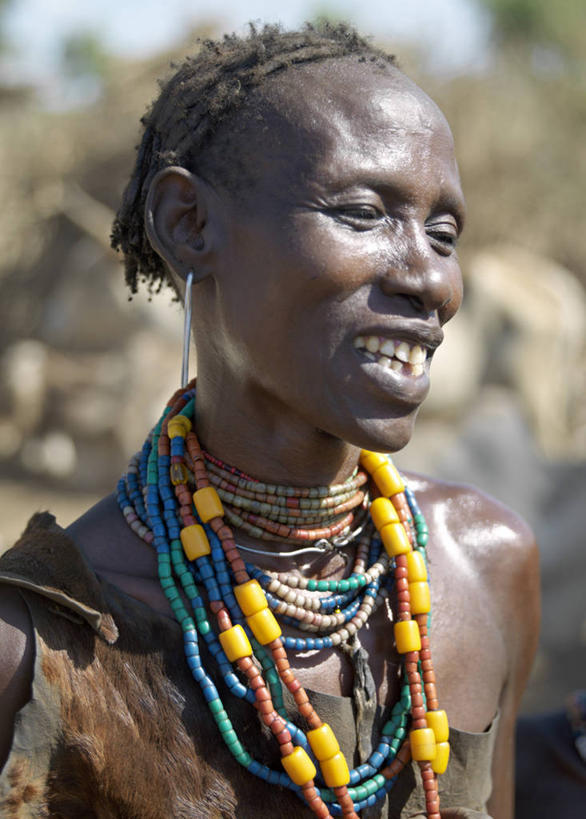 成年人,一个人,坐,竖图,室外,白天,农业,项链,非洲,埃塞俄比亚,仅一个女性,工作,葫芦,珠子,调料,酱料,酱汁,佐料,调味品,调味料,涂抹,酱,人体,摄影,皮肤,高粱,牧人,耳饰,女人,跪着,彩图,传统服装,传统文化