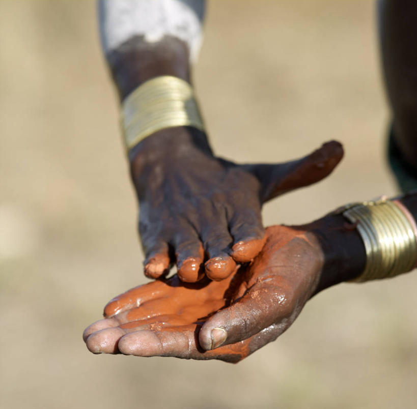 一个人,横图,室外,白天,埃塞俄比亚,装饰,布置,黄色,红色,摄影,作画,典礼,彩图,传统文化