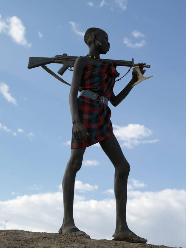 成年人,一个人,竖图,室外,河流,牛,非洲,埃塞俄比亚,仅一个男性,枪支,河岸,武器,摄影,非洲文化,来福枪,瘤牛,男人,彩图,传统服装,传统文化