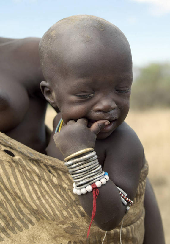 婴儿,儿童,秃头,两个人,家庭,母亲,女儿,儿子,竖图,室外,非洲,埃塞俄比亚,珠子,皮革,温暖,温馨,一家人,摄影,手镯,和睦,非洲文化,光头,无发,彩图,传统服装,融洽,传统文化