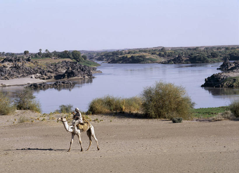 成年人,一个人,横图,室外,农业,水,尼罗河,苏丹,仅一个男性,热,饮用水,冷饮,摄影,伊斯兰教,灌溉设备,男人,彩图,独处