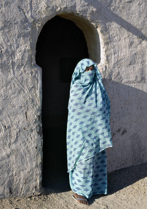 成年人,一个人,竖图,苏丹,仅一个女性,头巾,头饰,乡村,拱门,发饰,摄影,面纱,伊斯兰教,肖像,撒哈拉沙漠,女人,彩图,门廊