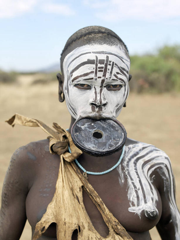 成年人,秃头,一个人,竖图,室外,项链,非洲,埃塞俄比亚,仅一个女性,伸展,珠子,人体,摄影,皮肤,肖像,非洲文化,耳饰,唇盘,女人,光头,无发,彩图,传统服装