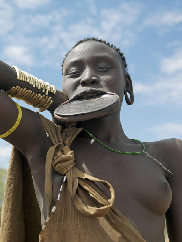 成年人,秃头,一个人,竖图,室外,项链,非洲,埃塞俄比亚,仅一个女性,伸展,金属,珠子,人体,摄影,手镯,皮肤,黄铜,肖像,非洲文化,耳饰,唇盘,女人,光头,无发,彩图,传统服装