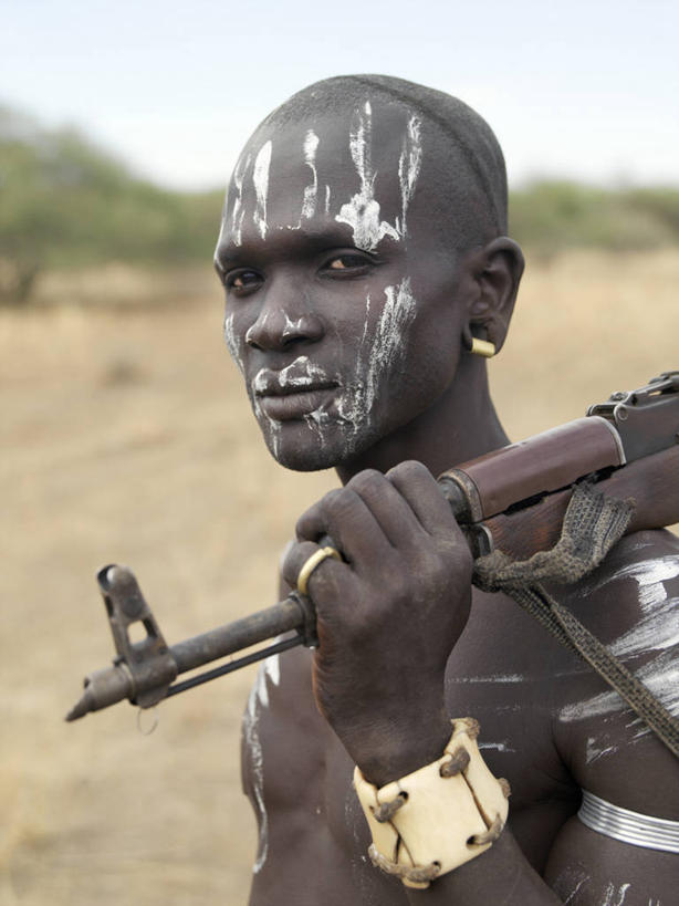 成年人,耳垂,两个人,兄弟,横图,室外,友谊,项链,非洲,埃塞俄比亚,连接,伸展,束发带,珠子,痕迹,人体,摄影,肖像,非洲文化,疤痕,伤疤,伤痕,男人,男性,彩图,传统服装,传统文化