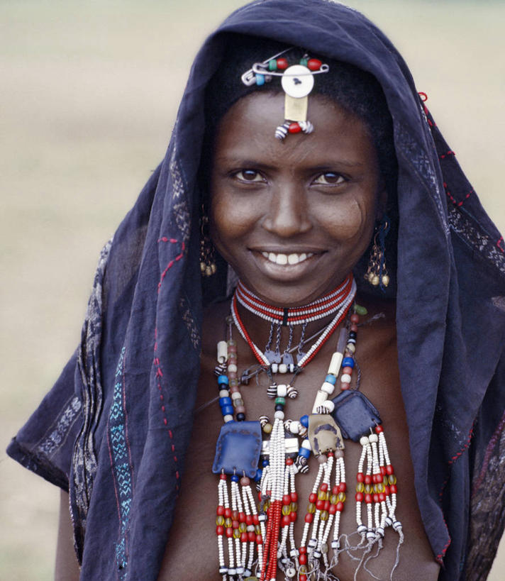 儿童,成年人,一个人,微笑,竖图,项链,珠宝,非洲,埃塞俄比亚,珠子,痕迹,人体,摄影,肖像,非洲文化,疤痕,耳饰,伤疤,伤痕,项坠,紫贝,女孩,女人,彩图,传统服装,传统文化,美人