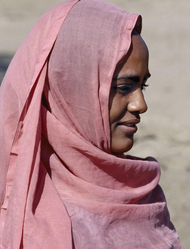 儿童,成年人,一个人,微笑,竖图,快乐,苏丹,头巾,头饰,粉色,发饰,摄影,宁静,伊斯兰教,肖像,撒哈拉沙漠,女孩,女人,彩图,美人