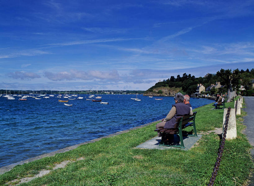 坐,横图,海洋,水,船,日光,法国,欧洲,长椅,放松,运输,摄影,布列塔尼,西欧,法兰西,法国文化,法兰西共和国,法兰西第五共和国,布列塔尼半岛,布列塔尼地区,伊勒.维莱讷省,彩图,旅行,海港,伴侣