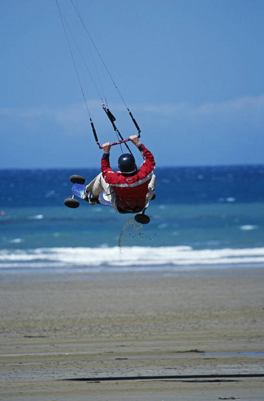 冲浪,一个人,竖图,室外,海浪,海洋,降落伞,日光,法国,欧洲,沙子,头饰,飞,摄影,布列塔尼,法国文化,阿摩尔滨海省,海滩,彩图