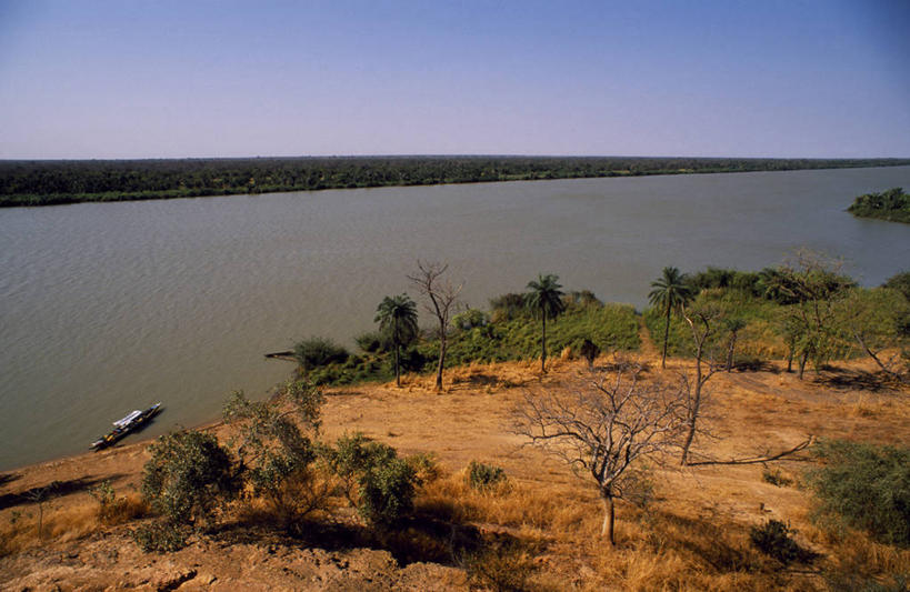 儿童,码头,横图,室外,橄榄球,河流,美景,非洲,冈比亚,景观,自然,社区,景色,放松,摄影,自然风光,西非,男孩,休闲活动,彩图