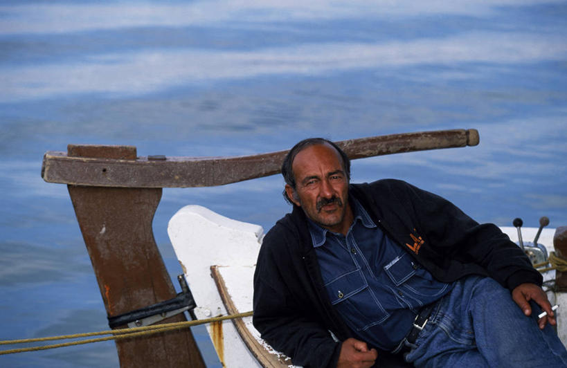 成年人,一个人,渔夫,坐,横图,船,希腊,欧洲,仅一个男性,河岸,放松,摄影,甲板,地中海文化,希腊文化,等,伯罗奔尼撒,男人,小胡子,彩图,钓鱼