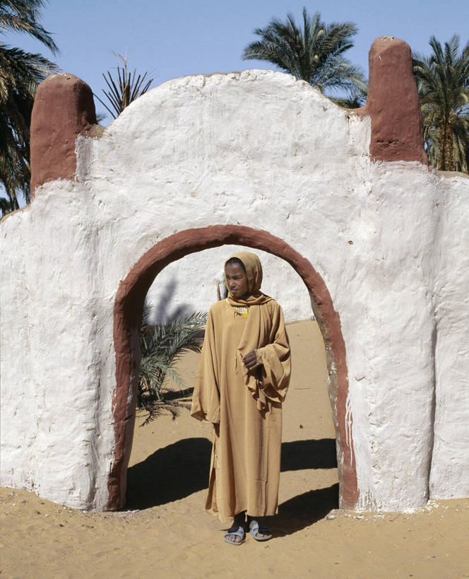 儿童,成年人,一个人,竖图,门,苏丹,头巾,头饰,拱门,门口,发饰,摄影,伊斯兰教,撒哈拉沙漠,女孩,女人,彩图,栋古拉