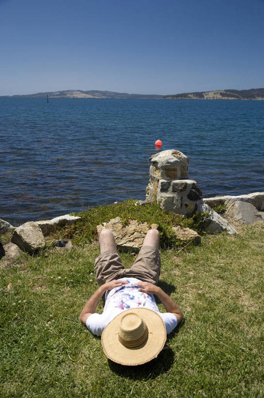 成年人,一个人,竖图,室外,白天,日光浴,海洋,水,帽子,澳大利亚,仅一个男性,热,遮阳帽,夏天,休息,放松,摄影,午睡,幽默,塔斯马尼亚,男人,海滩,睡觉,彩图,小睡