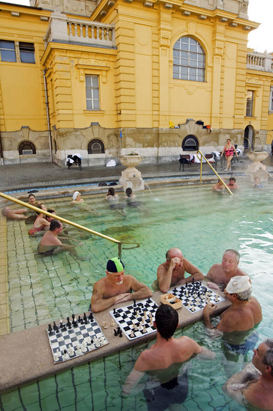 游泳,成年人,游泳池,竖图,按摩,美容,度假,运动,水,温泉,城市,建筑,欧洲,护肤,蒸汽,首都,保养,享受,休闲,国际象棋,放松,SPA水疗,保健,温泉浴场,摄影,布达佩斯,养颜,东欧,匈牙利共和国,男人,休闲活动,矿泉疗养地,彩图,水疗,公共浴室