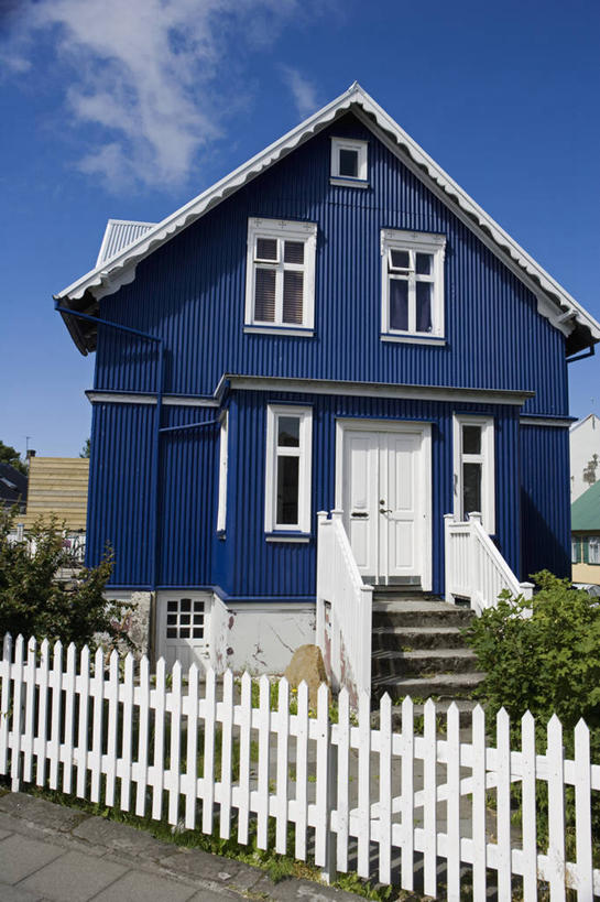 无人,竖图,室外,北极,窗户,门,城市,建筑,街道,欧洲,冰岛,木制,房屋,岛,门口,首都,历史,蓝色,天空,摄影,气象,人造,住房,气候,北欧,作画,北半球,雷克雅未克,彩图,传统文化