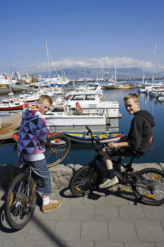 儿童,成年人,微笑,竖图,室外,时尚,快乐,友谊,北极,海洋,城市,船,自行车,日光,欧洲,冰岛,岛,海岸线,游艇,首都,一对,车,脚踏车,骑,蓝色,天空,交通工具,看,骑车,休息,帆,放松,童年,运输,人体,摄影,气象,航海,气候,青春期,载具,北欧,北半球,游艇码头,万里无云,帆樯,桅竿,雷克雅未克,男孩,男人,海滩,彩图,旅行,海港,帆柱,传动装置