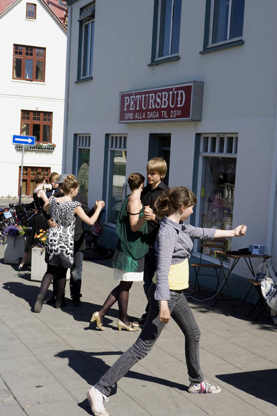 儿童,人群,教师,竖图,方图,室外,友谊,北极,城市,建筑,日光,欧洲,冰岛,表演,岛,城镇,人行道,首都,现代,教,摄影,生活方式,活动,气象,知识,气候,练习,青春期,北欧,探戈,北半球,教员,雷克雅未克,拉丁文,忠告,女孩,老师,休闲活动,彩图,舞蹈,先生