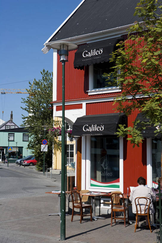 儿童,成年人,学生,站,攀登,竖图,方图,室外,北极,城市,建筑,欧洲,冰岛,艺术,雕像,岛,城镇,纪念碑,首都,历史,蓝色,天空,地标建筑,独立,个性,摄影,纪念,留念,气象,气候,北欧,手艺,身份,怀念,代表,北半球,爱国主义,万里无云,诗人,英雄,雷克雅未克,美术工艺,男人,彩图,名声