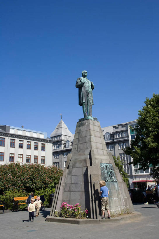 儿童,成年人,学生,站,攀登,竖图,方图,室外,北极,城市,建筑,欧洲,冰岛,艺术,雕像,岛,城镇,纪念碑,首都,历史,蓝色,天空,地标建筑,独立,个性,摄影,纪念,留念,气象,气候,北欧,手艺,身份,怀念,代表,北半球,爱国主义,万里无云,诗人,英雄,雷克雅未克,美术工艺,男人,彩图,名声