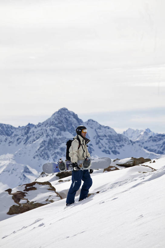一个人,竖图,室外,运动,雪,印度,亚洲,头饰,山顶,安全帽,摄影,活动,滑雪板,南亚,喜马拉雅山脉,印度共和国,克什米尔,滑雪运动,查谟.克什米尔,查谟.克什米尔邦,彩图,旅行,喀什米尔,克什米尔地区