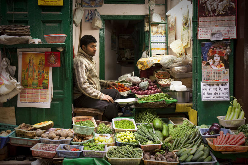 成年人,横图,蔬菜,印度,亚洲,食品,市场,货摊,摄影,清新,南亚,印度共和国,旧德里,德里,男人,彩图,旅行,德里国家首都辖区