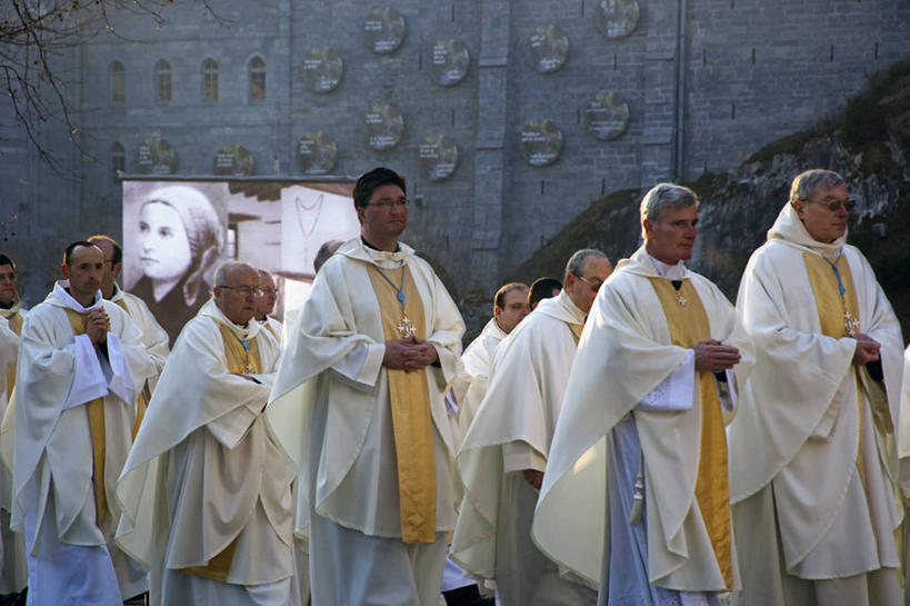 成年人,牧师,教堂,横图,建筑,法国,欧洲,节日,长袍,文化,祈祷,健康,许愿,摄影,宗教,信仰,纪念,祈求,基督教,天主教,游行,典礼,法国文化,灵性,卢尔德,平安,男人,女人,神父,彩图,旅行