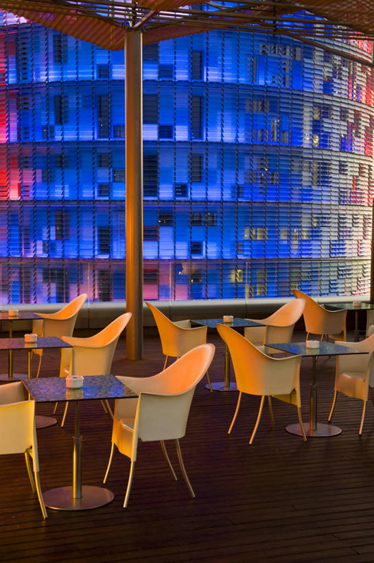 游泳,游泳池,竖图,彩色,室外,水,城市,建筑,酒店,摩天大楼,西班牙,欧洲,巴塞罗那,塔,浪漫,现代,摄影,五颜六色,照亮,色彩斑斓,加泰隆尼亚,五彩缤纷,阿格巴塔,五彩斑斓,五光十色,彩图,旅行,伴侣