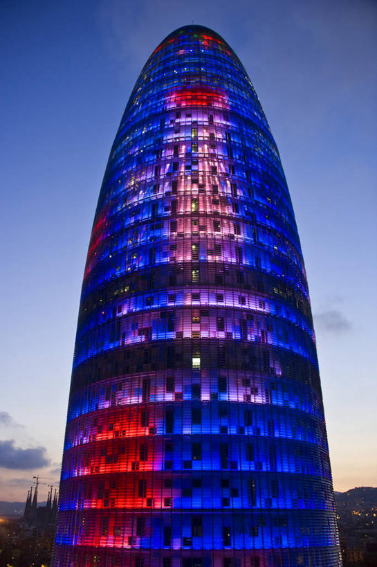 无人,竖图,彩色,室外,城市,建筑,摩天大楼,西班牙,欧洲,巴塞罗那,塔,现代,摄影,五颜六色,照亮,色彩斑斓,加泰隆尼亚,五彩缤纷,阿格巴塔,五彩斑斓,五光十色,彩图,旅行